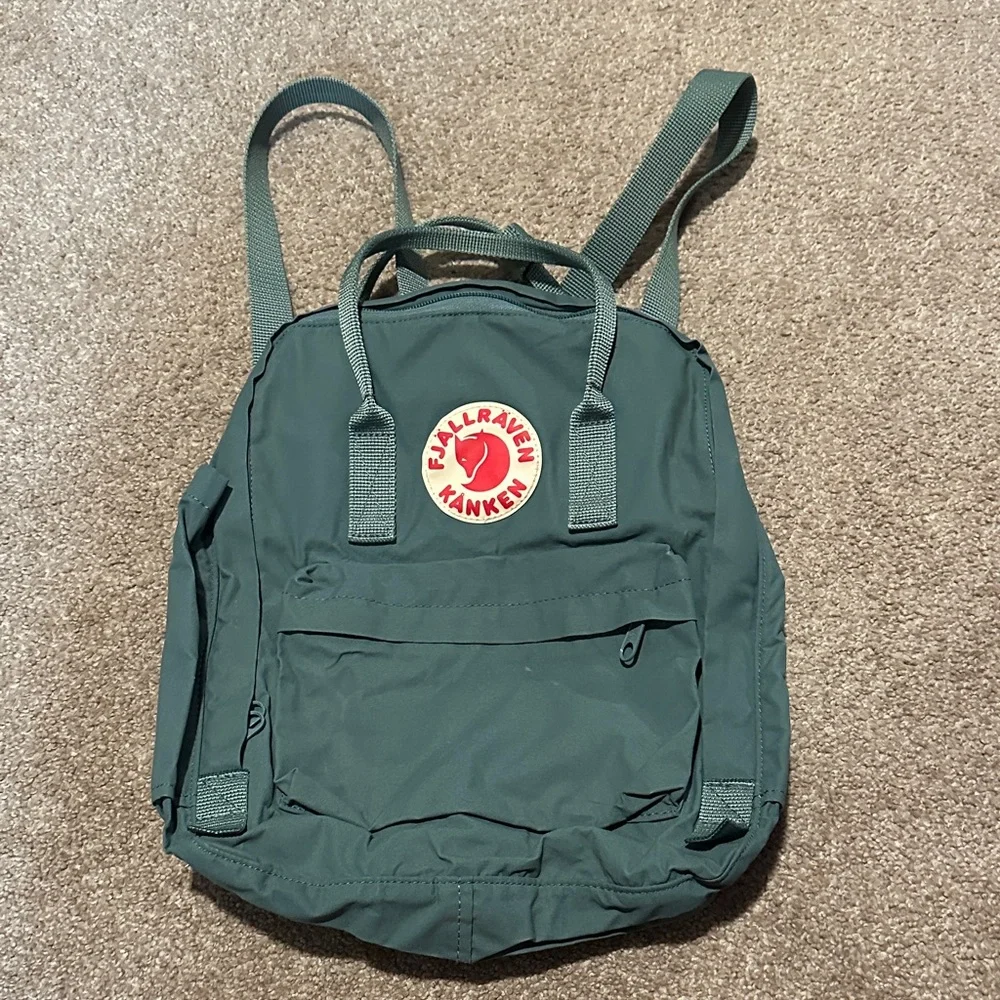 Fjallraven Kånken Backpack in Deep Green with Red Logo - Picture 1 of 1